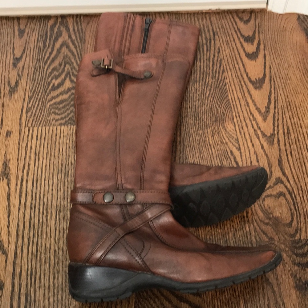 Clark brown boots with buckle